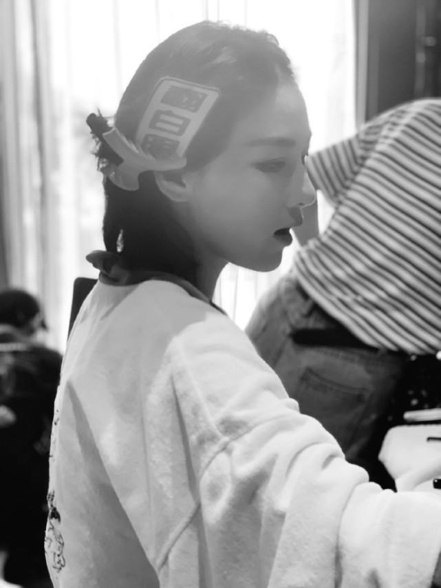 *拍偷**美女自拍张馨予出差留着网红发卡，化好妆还不忘吃饭。