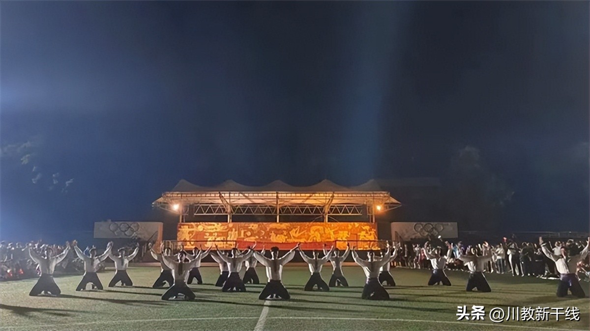 四川工商学院举行“祝福祖国”草坪歌舞秀