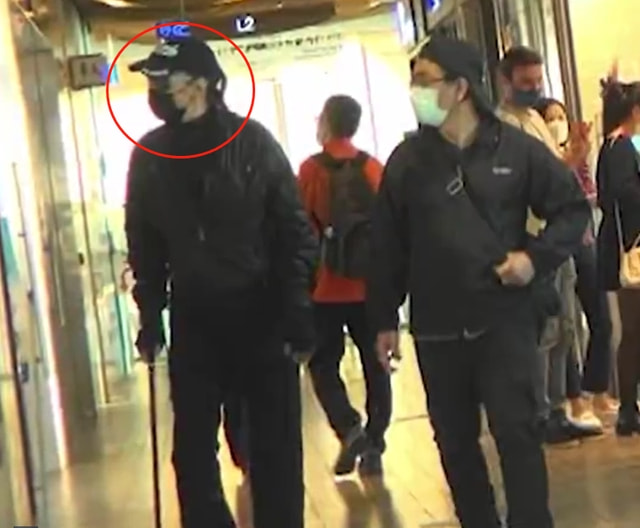 84岁谢贤罕有戴墨镜露出真容,85岁谢贤步履蹒跚