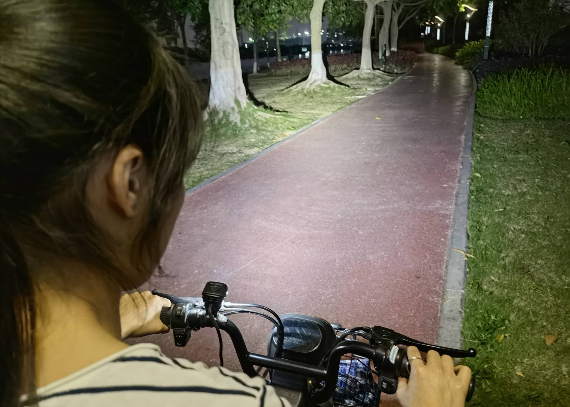 3000流明自行车夜骑灯,迈极炫rn3000与mj902s