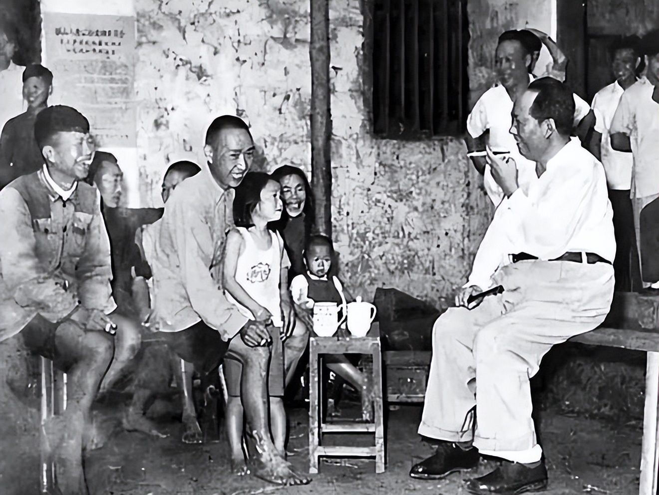 毛主席开会没烟了，看*先念李**抽雪茄，问：这么好的烟，咋不告诉我