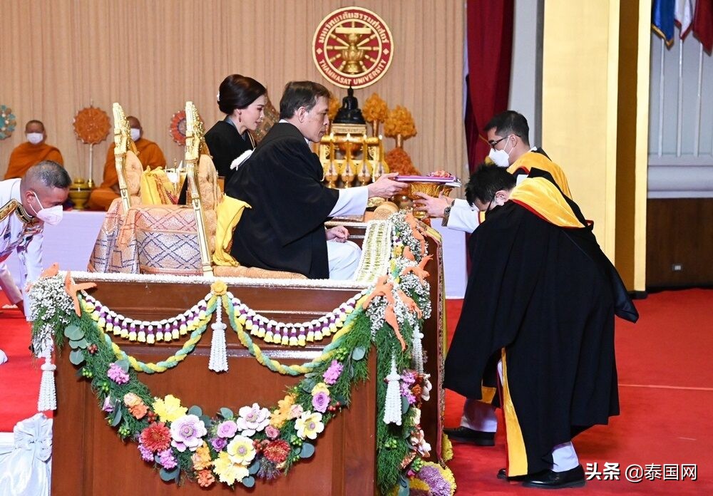 泰国国王携王后为法政大学毕业生颁发学位证
