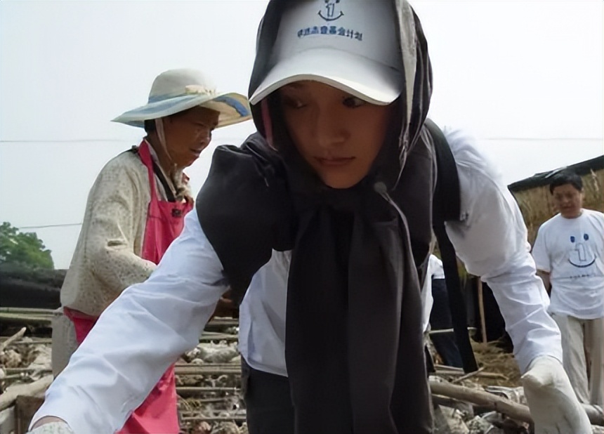 汶川地震哭泣的女主持人,汶川地震哭着播报主持人现状