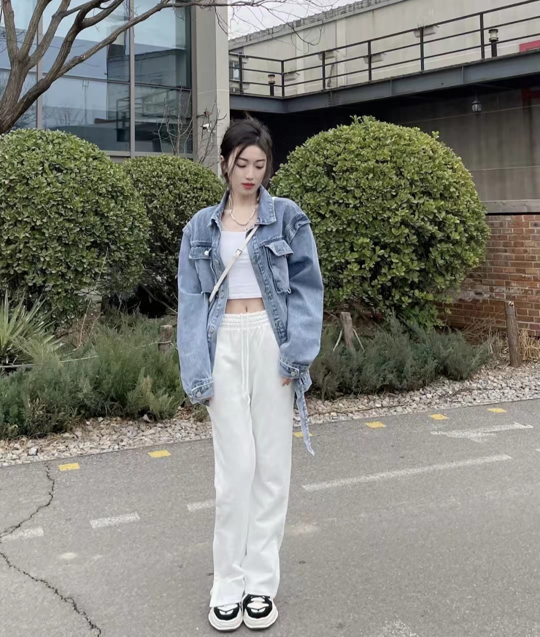 牛仔外套怎么穿搭才好看,牛仔外套的穿搭技巧和方法