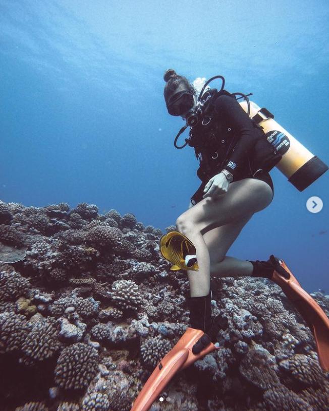 国外美女姐姐海里偶遇一只小鱼，竟引发神奇友谊！网友：前世情人