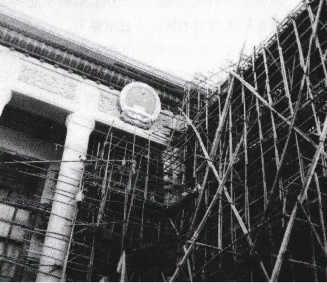 1959年人民大会堂落成，毛主席指着天花板笑问：这是谁的主意