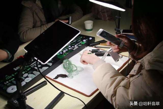 直播间翡翠手镯和实物对比差距,200元批发翡翠手镯