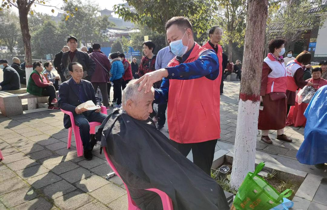 道德模范事迹暖人心 (道德模范先进事迹展示)