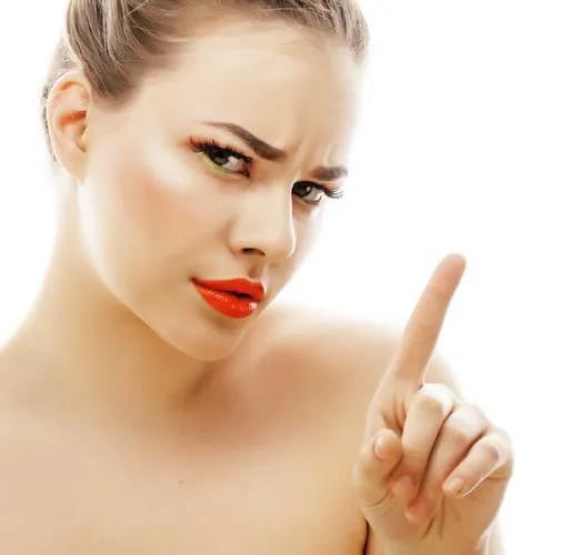 女生生气了不理我了怎么办,女生觉得你不理她生气怎么哄