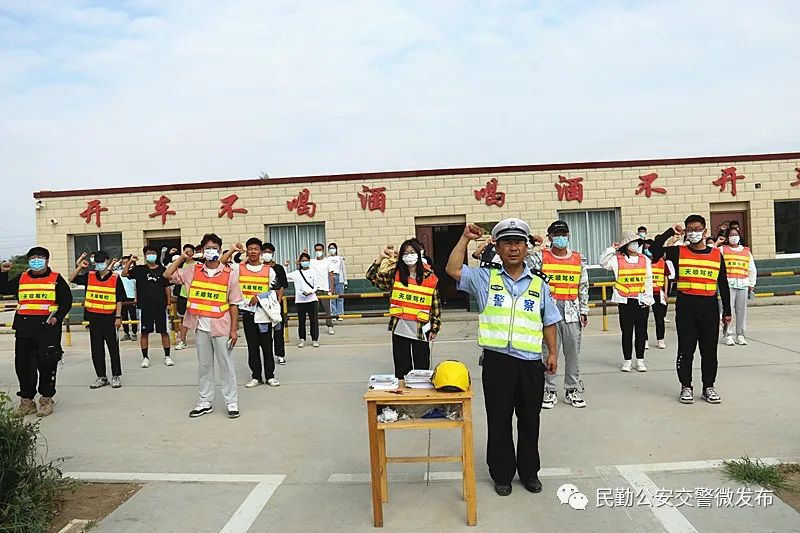 交警进学校开展暑假交通安全教育,民勤县公安交警走进驾校