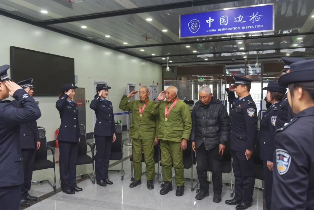 国门下、界碑前，70多年前的8岁孩子与18岁志愿军战士再次相聚