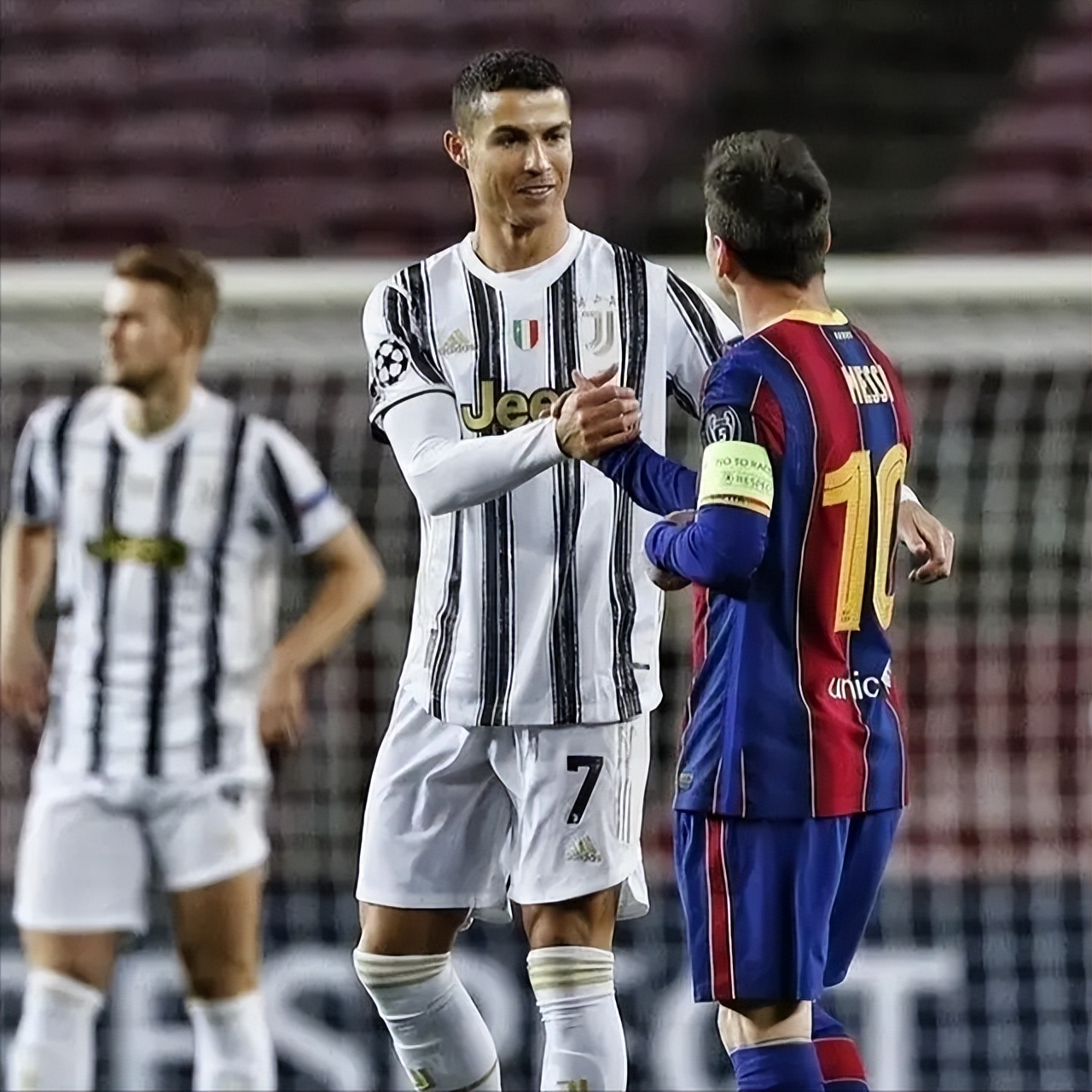 c罗不配,c罗是能跟梅西抗衡的普通人