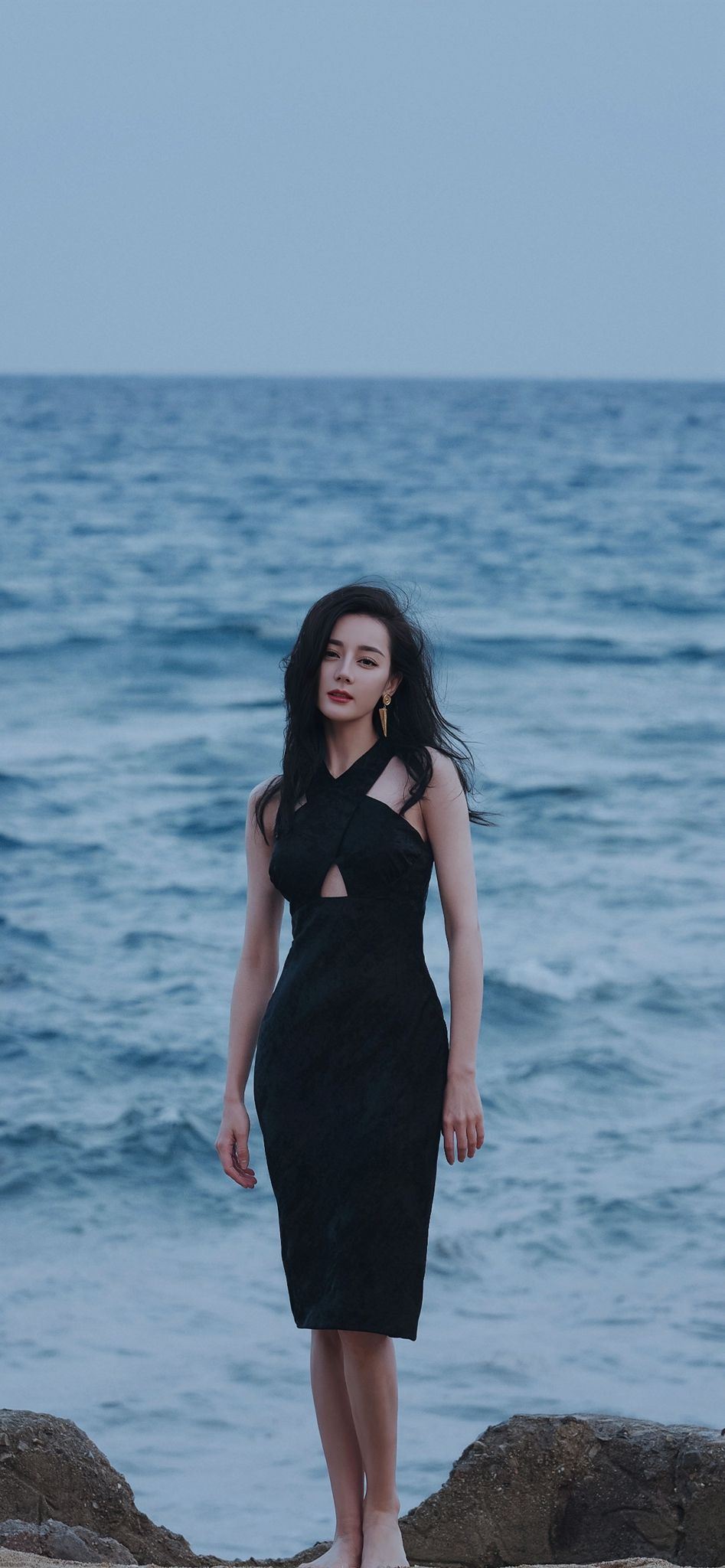 迪丽热巴微博之夜海滩,迪丽热巴海边度假风少女写真