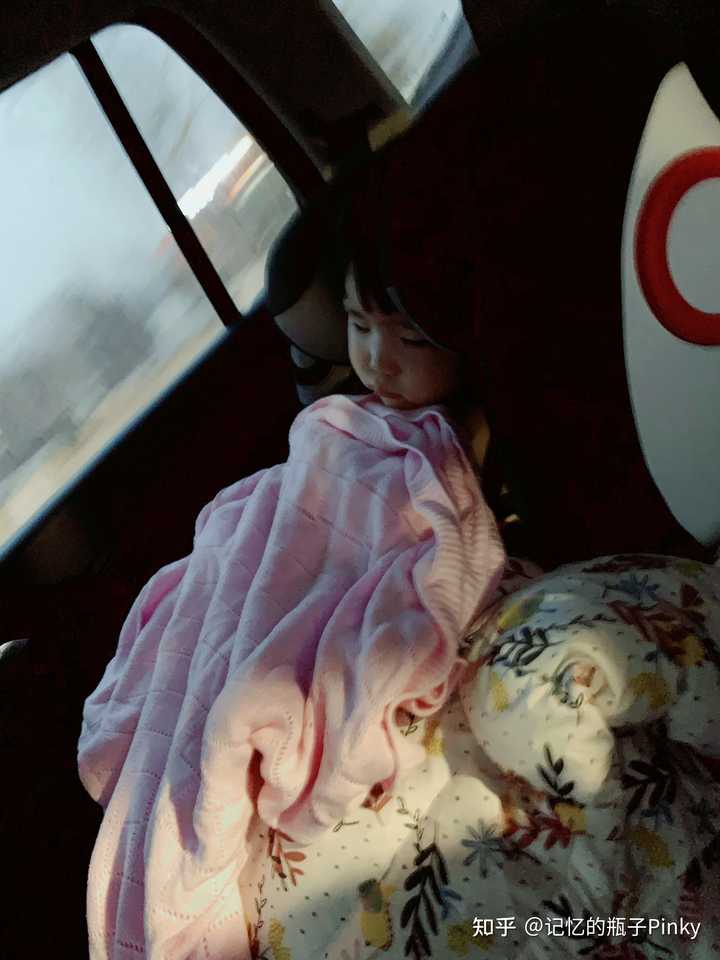 带宝宝旅行时，哪些婴儿用品是必备的？