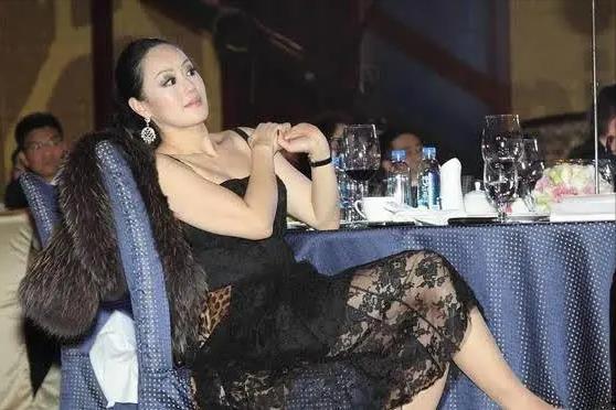 章小蕙亿万家产,章小蕙败光2位富翁老公家产视频