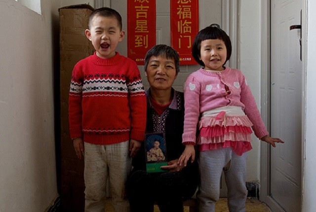 2010年，56岁失独母亲生下试管龙凤胎，后因过度劳累患上脑梗