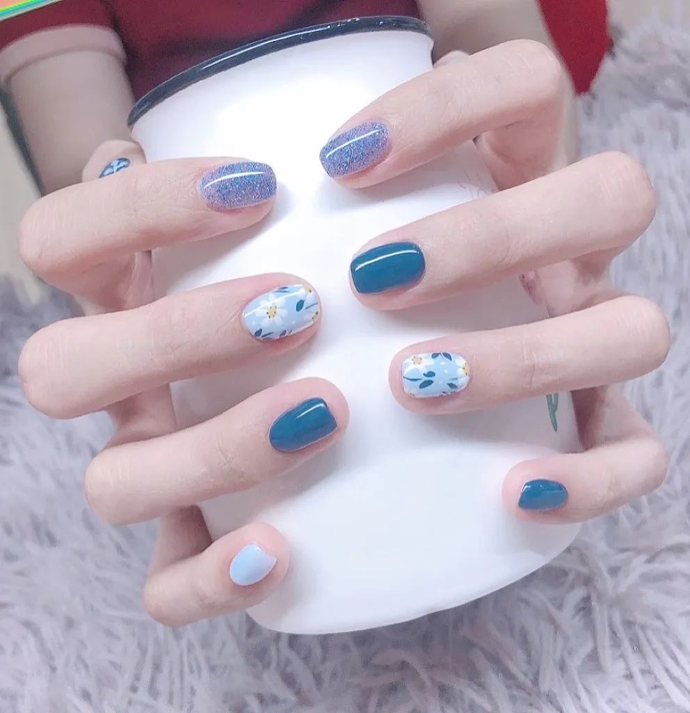 秋冬纯色美甲显白高级跳色高清,夏日美甲显白短甲可爱卡通儿童