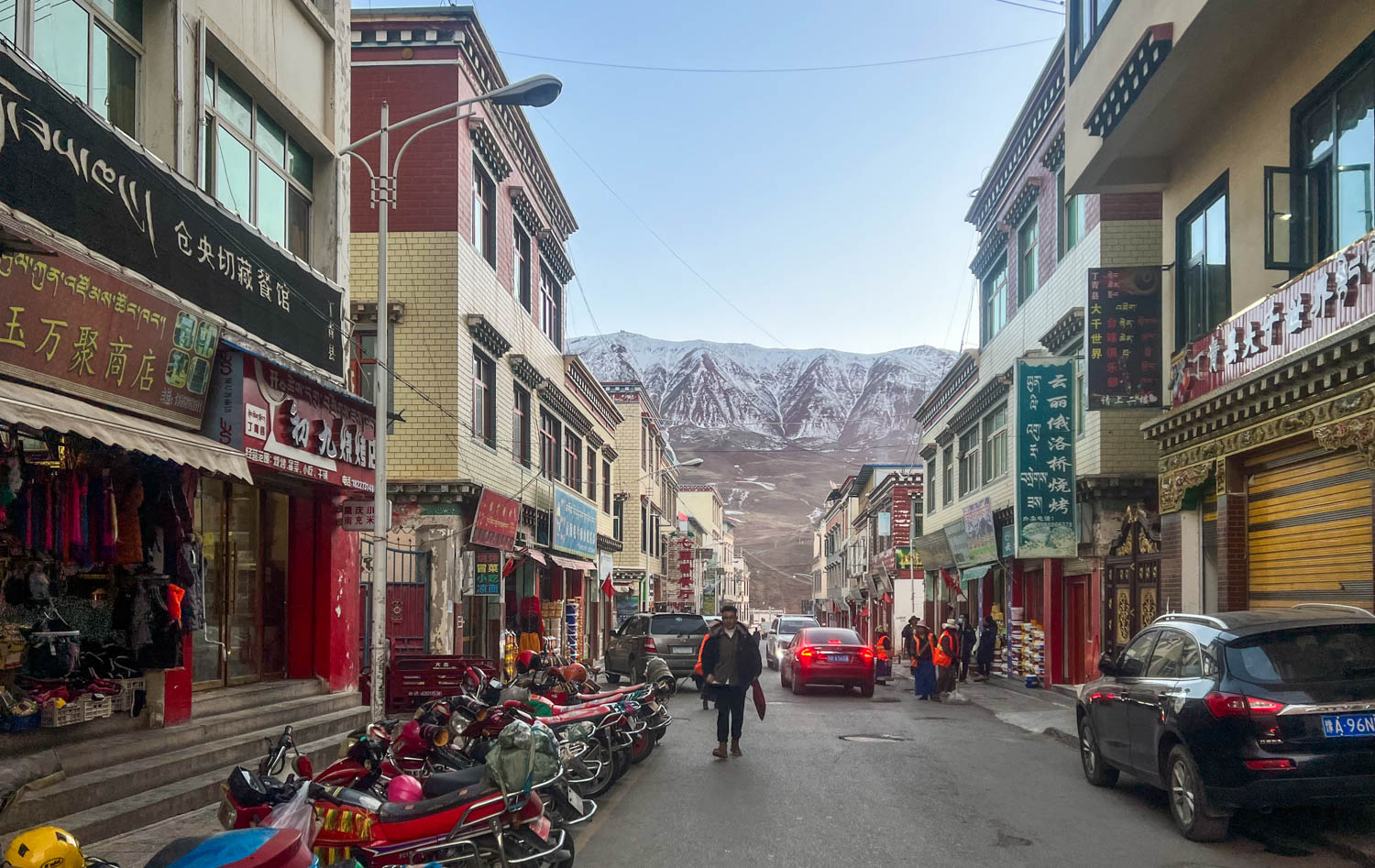 *藏西**东部小城，风光举世闻名，满街都是虫草店，一生一定要游一次