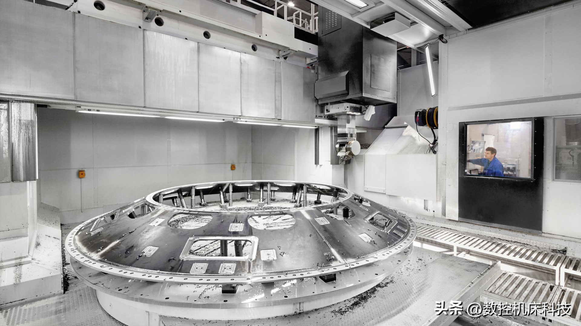 大型数控车床精密零件加工,全封闭1.6米立式数控车床加工视频