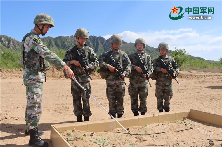 驻训官兵吃铜火锅,驻训官兵吃铜锅涮肉