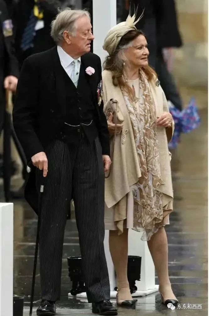 卡米拉二次加冕,卡米拉戴王冠太激动