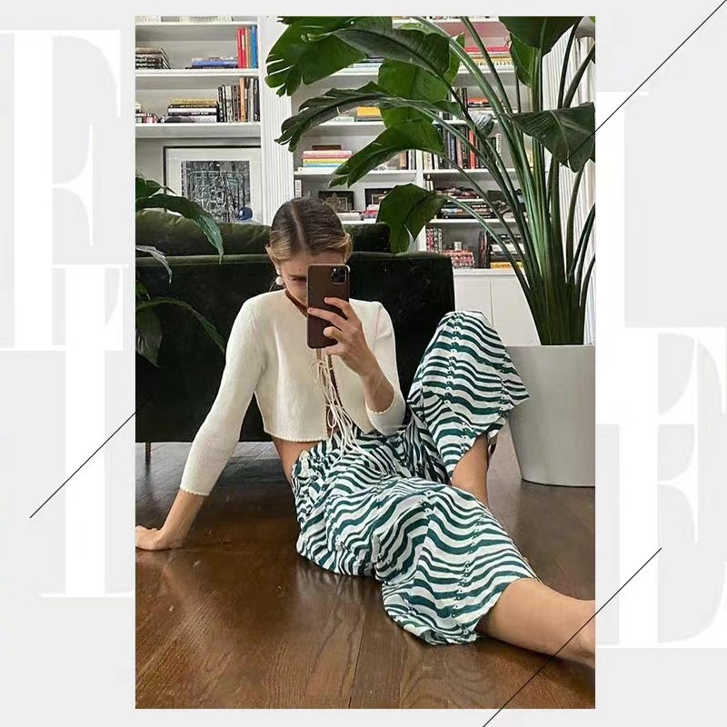 今年夏天不要规规矩矩的穿针织衫了！大胆的露肤穿，秒变性感辣妹