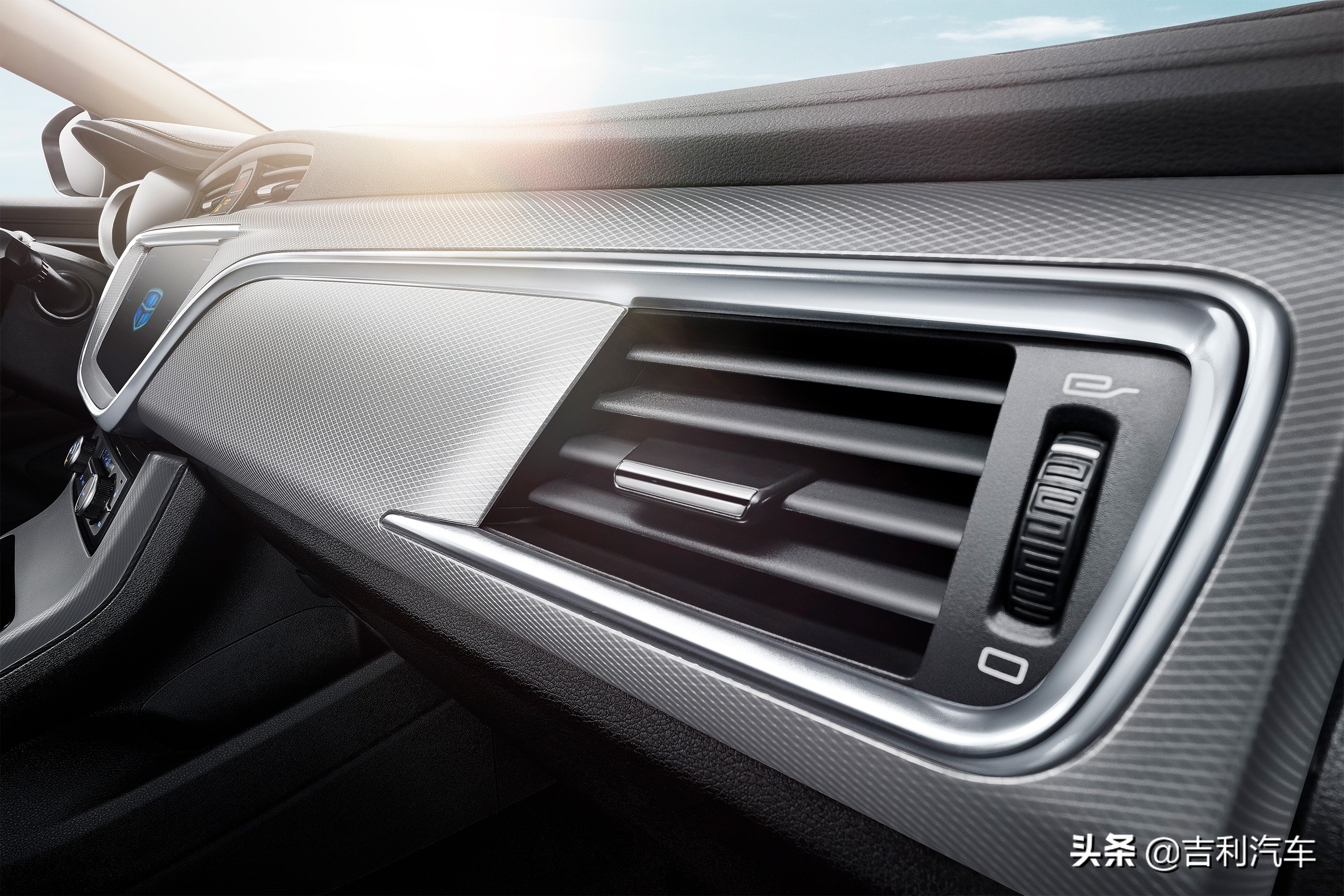 冬天车里玻璃结冰是怎么回事,下雪后汽车冬天玻璃结冰怎么处理