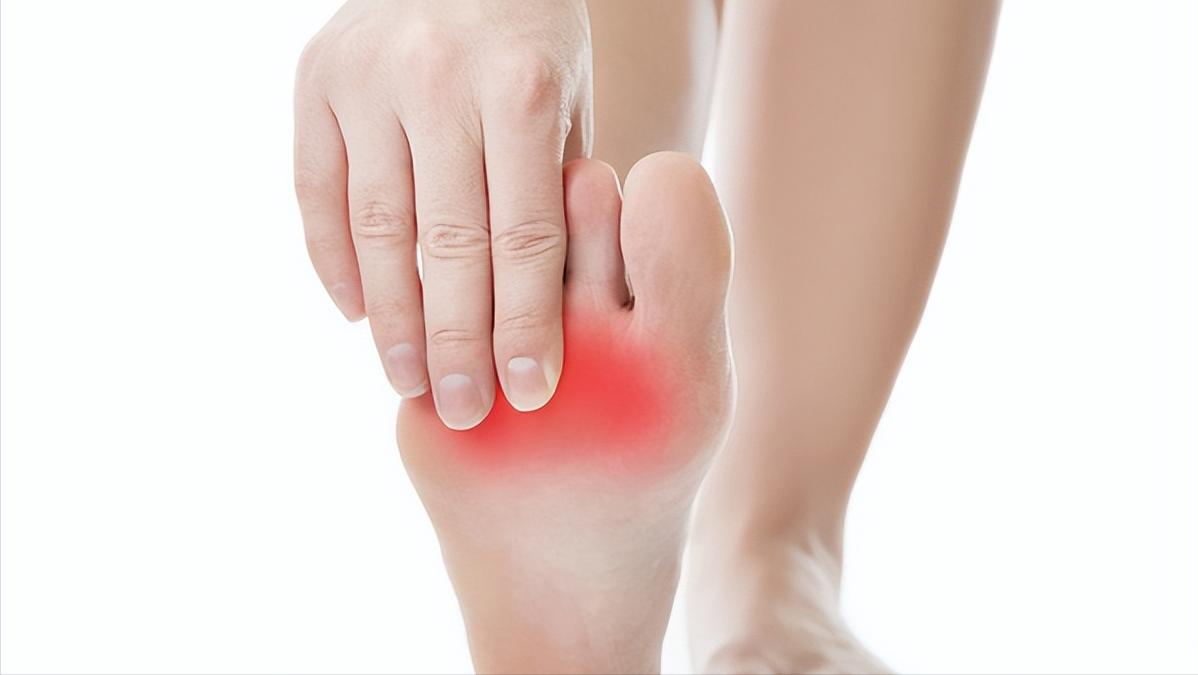 小孩脚底板磨出茧子走路特别疼,脚底板爱进风什么原因