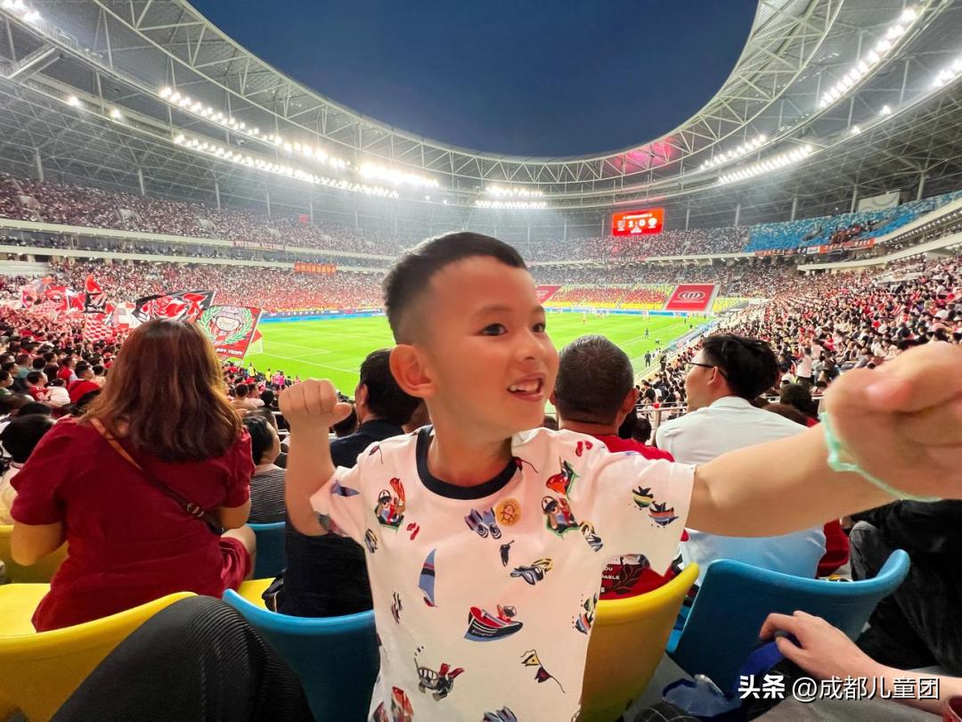 老球迷泪流满面,老球迷已泪流满面