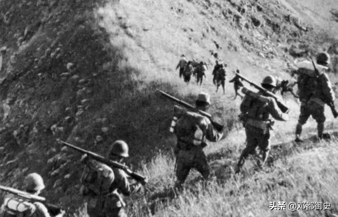 日军当着国军的面杀俘虏,日军侵华兽行