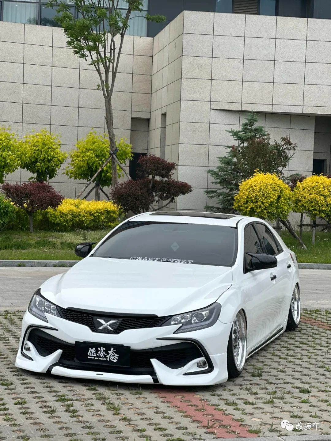 被打断腿的丰田锐志大后超，只要改得帅阿珍跑不掉