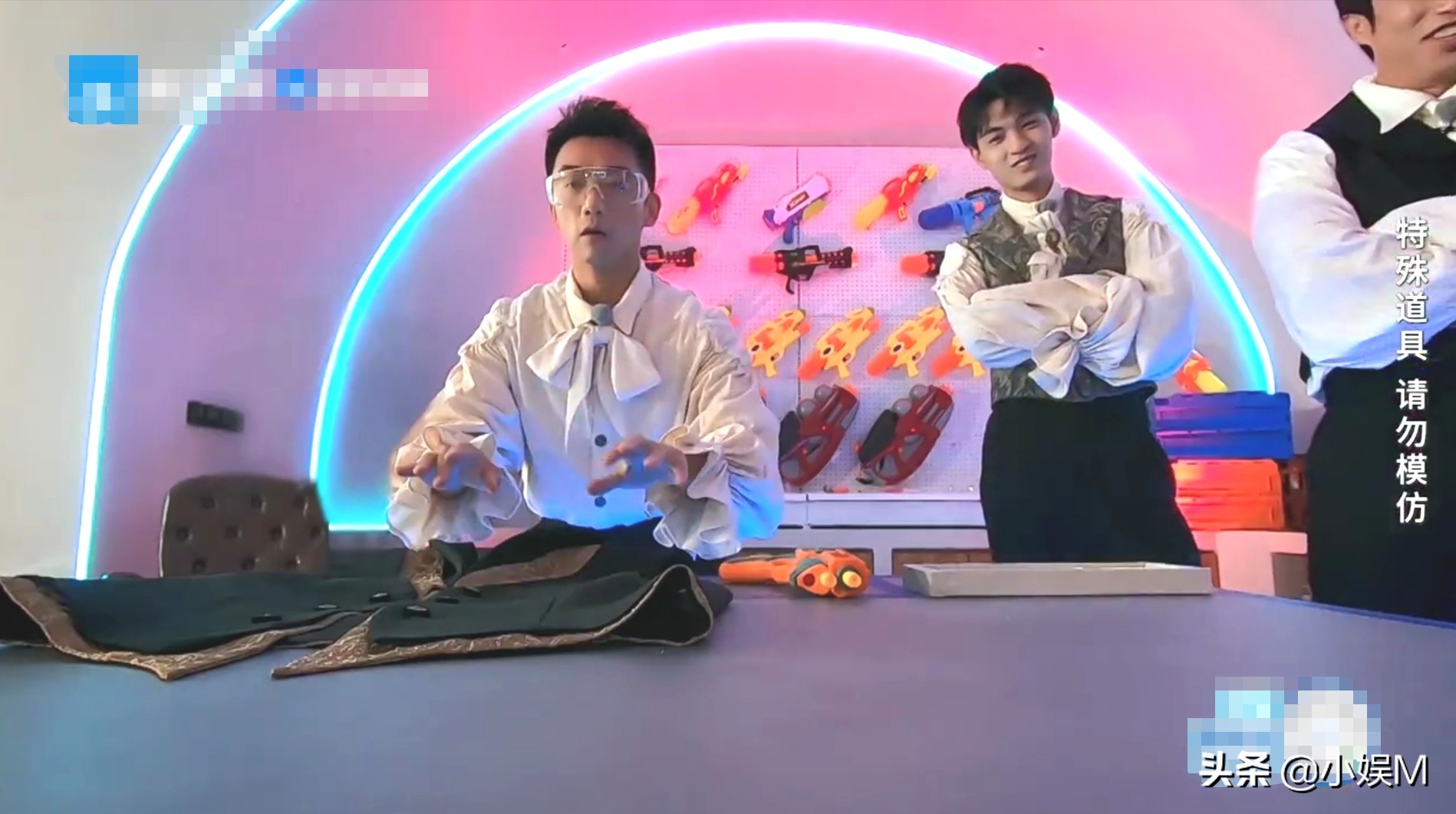 游戏无聊，嘉宾“花里胡哨”挽救，撕名牌也变得不精彩了