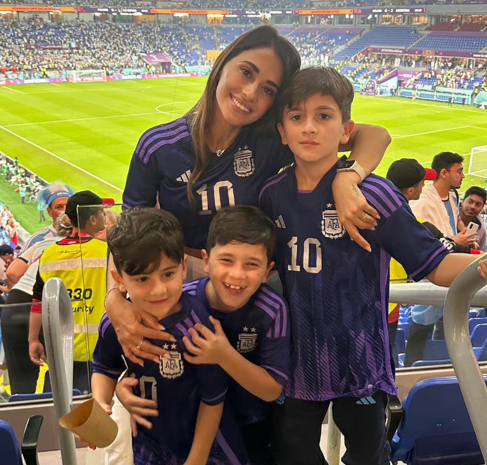 梅西太太现身世界杯看台，穿10球迷服配破洞牛仔裤，尽显潮酷范儿