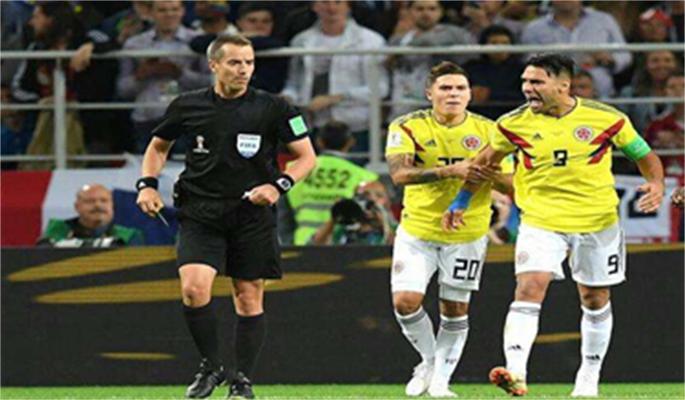 足球比赛中球触及裁判员如何判罚,足球比赛中踢到裁判