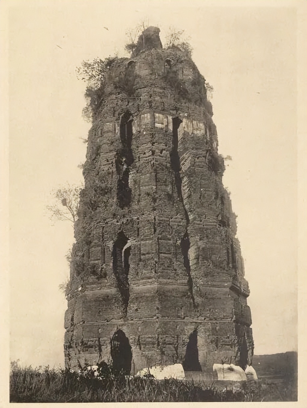 有宝塔的古钱币,古塔记载着历史的痕迹