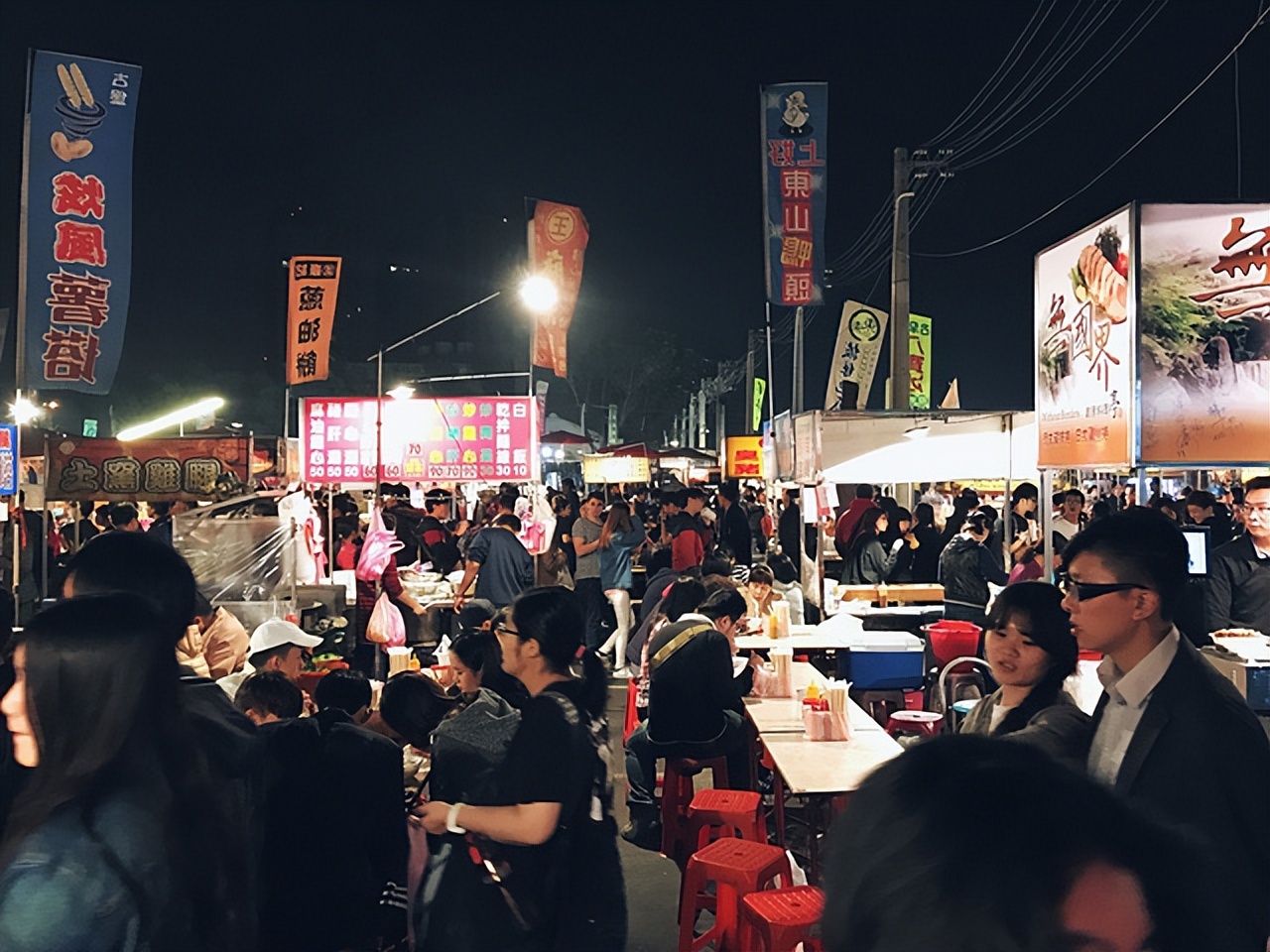 95后夫妻摆摊日入9000元深度解析,护士兼职摆摊赚1万5后全职开店