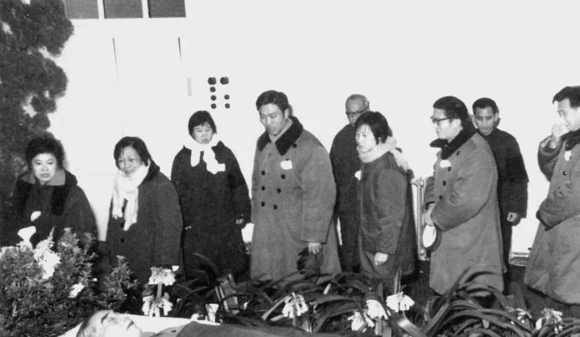 他因太像周总理，看了他的电影*颖超邓**激动落泪，后被邀请做客