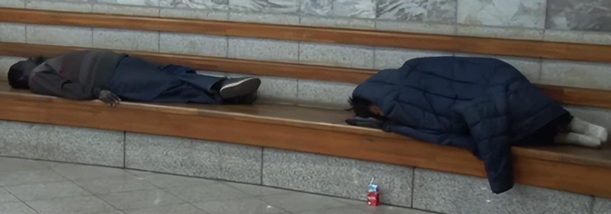 韩国男子每天用鞋油抹脸纪录片,韩国男生每天擦脸