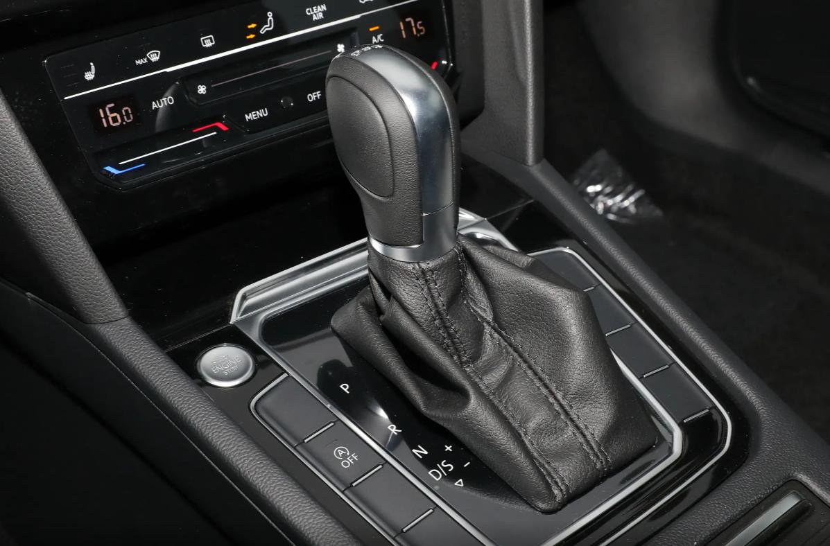 大众迈腾和凯美瑞2.5,大众迈腾330对比丰田凯美瑞2.0双擎