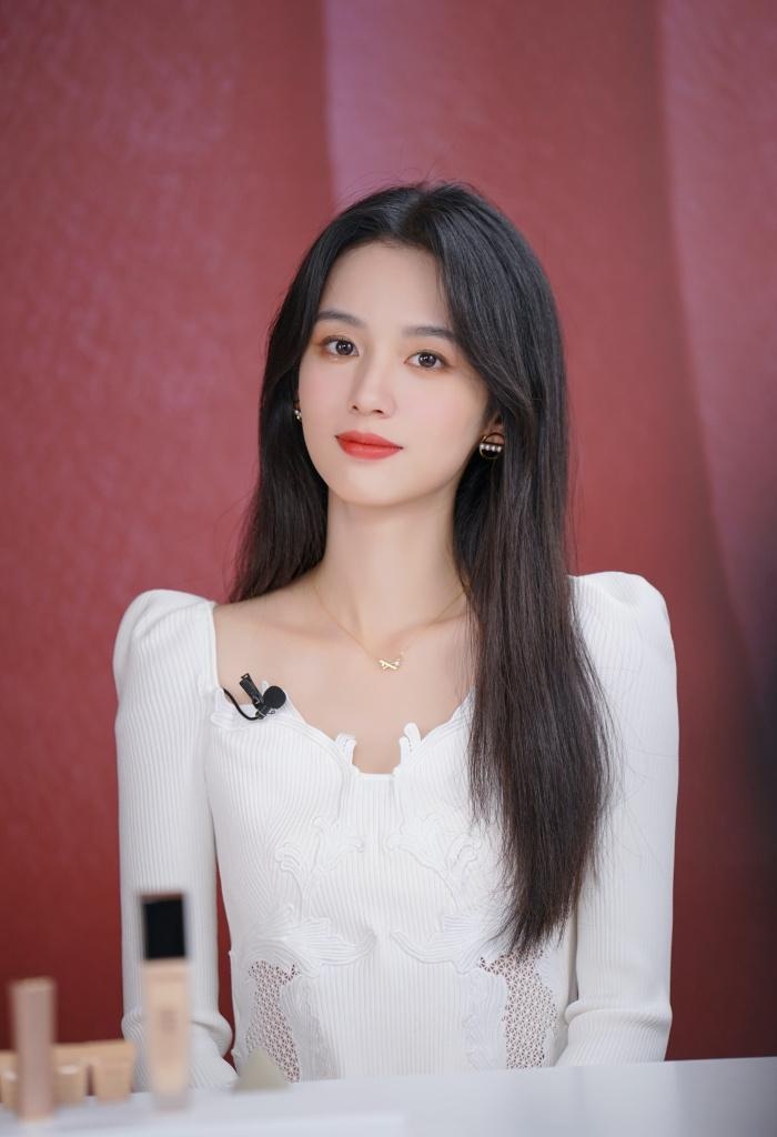 周也代言兰蔻品牌拍摄草坪写真“绝美”