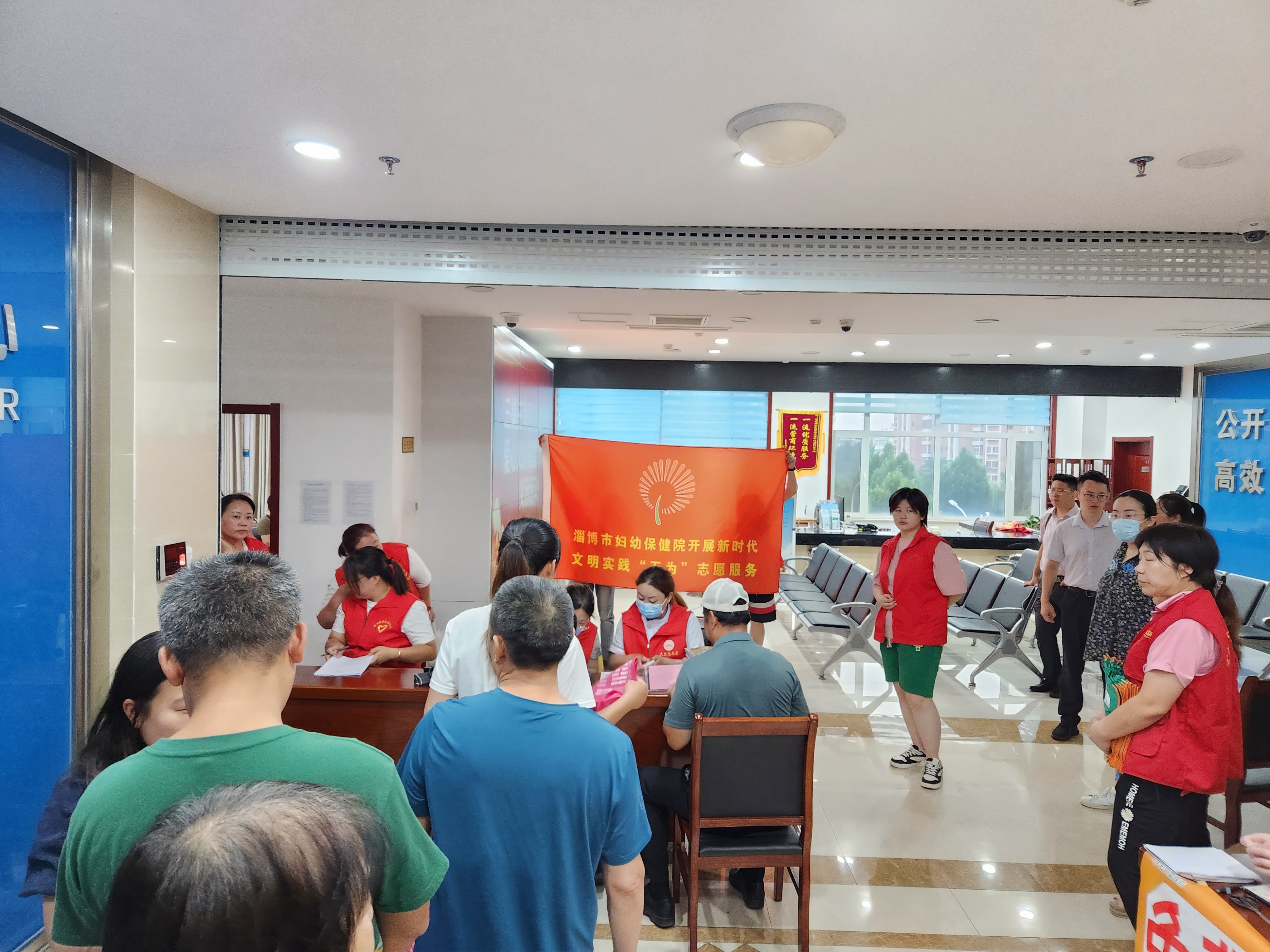 市三院联合宏仁堂“服务百姓健康行动”走进周村公共资源交易中心