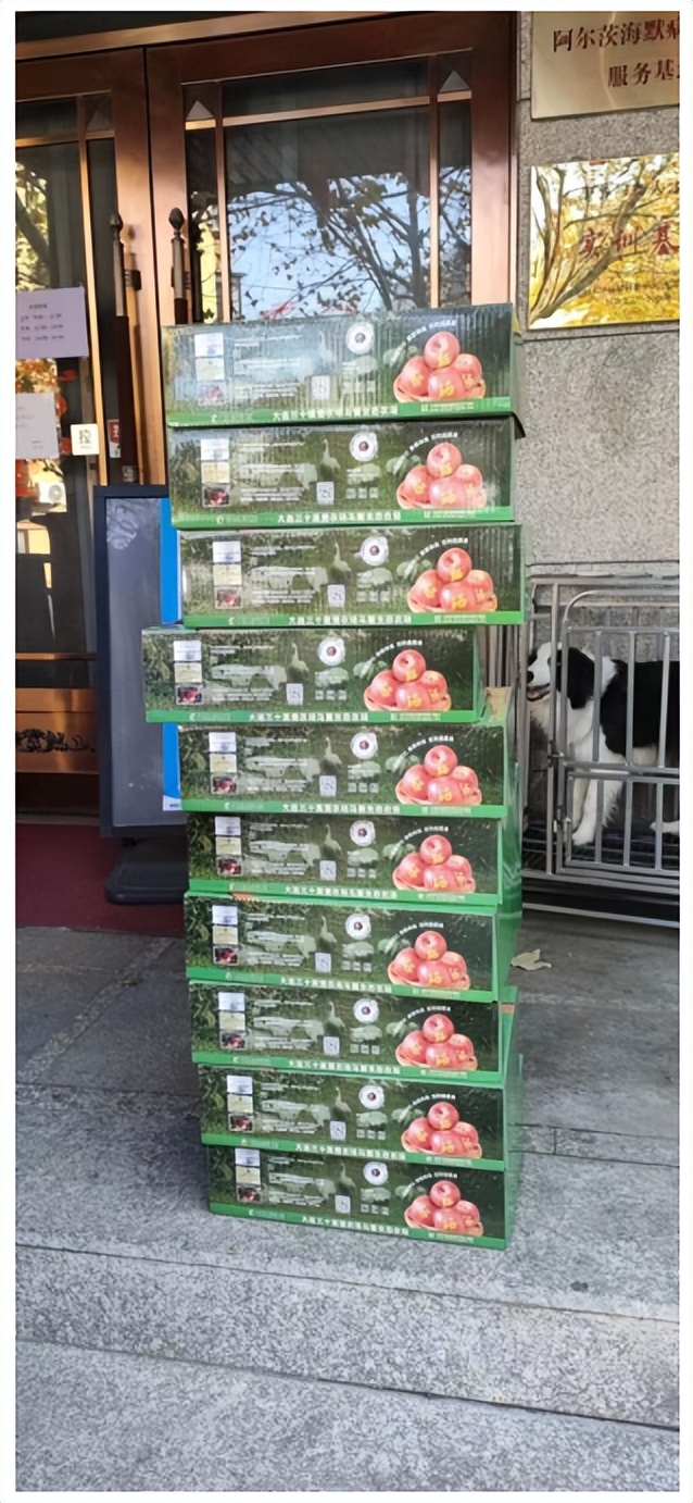 老兵被养老院护工打爆眼球,73岁老人被养老院护工打爆眼球