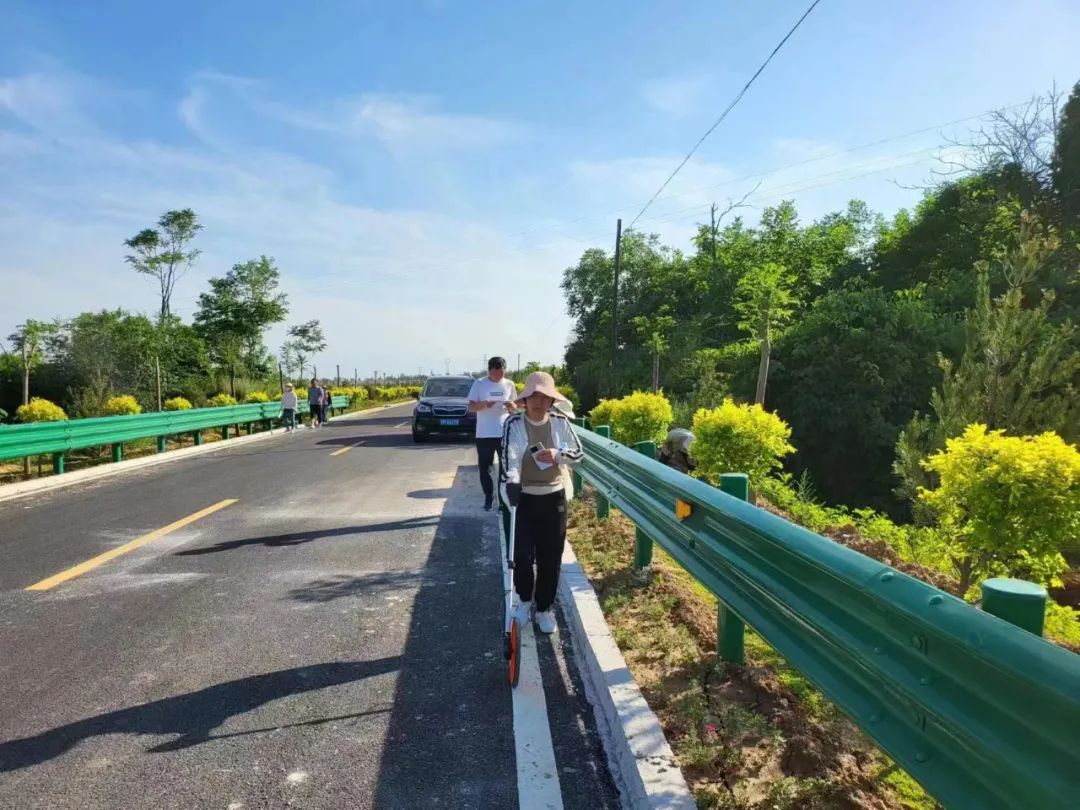 芮城县林业局对东沿山生态旅游观光路绿化工程进行验收