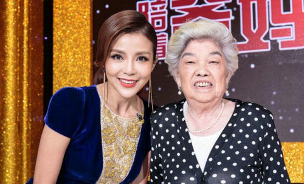 朱迅一家三口照顾瘫痪公公,朱迅和丈夫吃饭