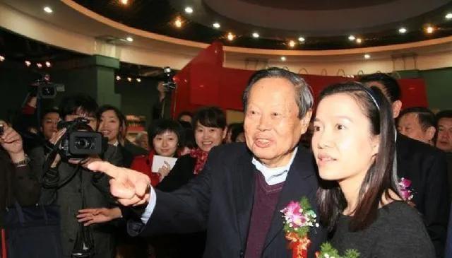 嫁给杨振宁前翁帆经历了什么,翁帆嫁给大自己54岁的杨振宁原因