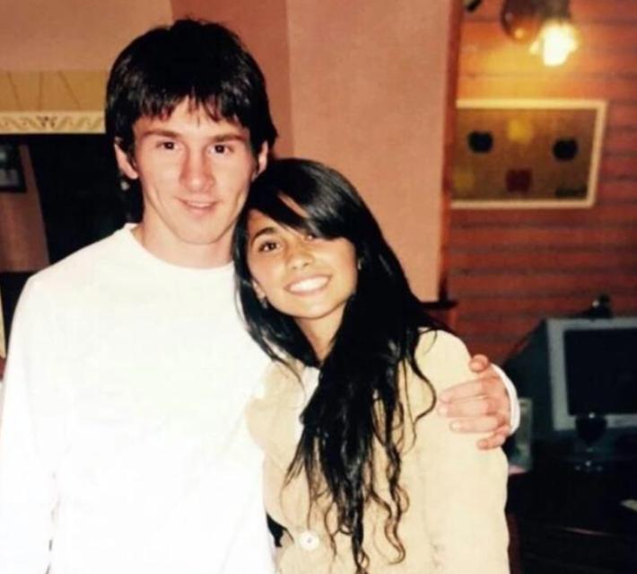 梅西夺冠后全家福,梅西夺冠后和爱妻亲吻视频