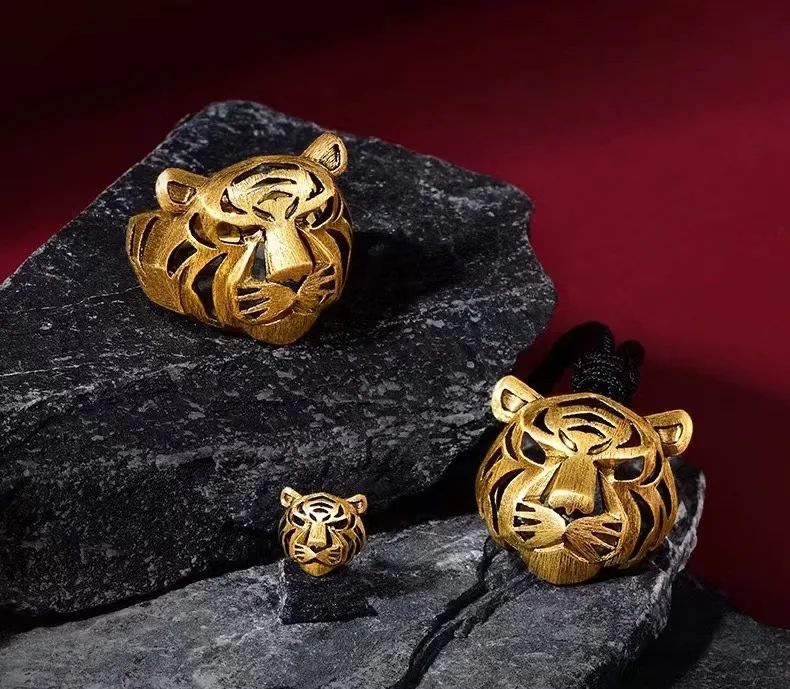 迎财神要摆几样东西最好,手捧元宝的财神金子