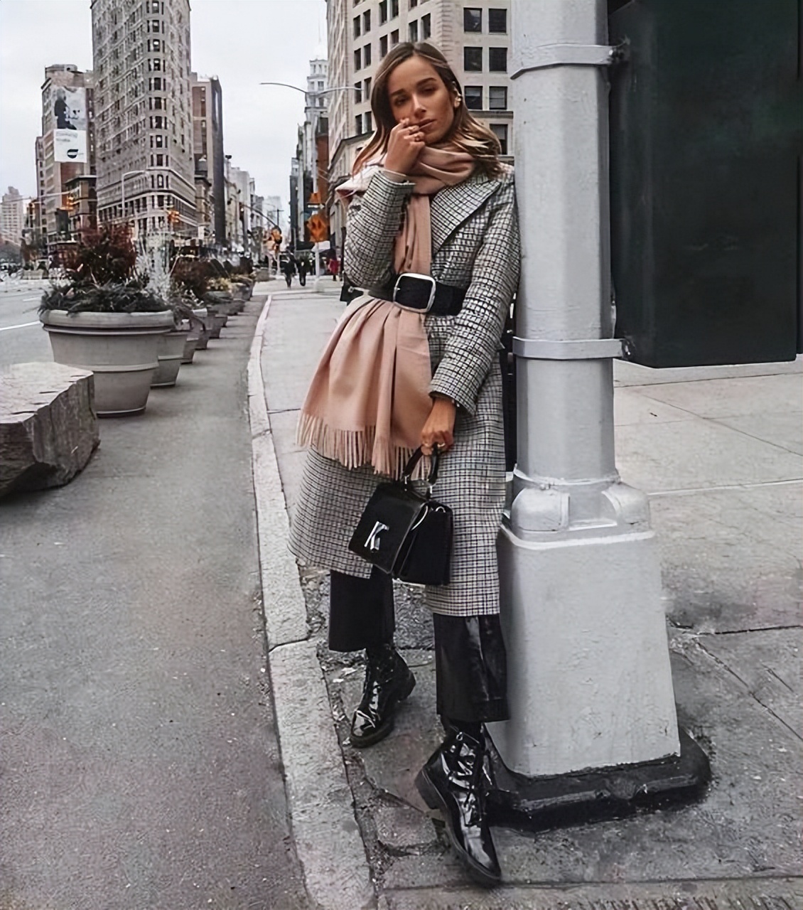 真正懂穿搭的女人，冬天靠腰带就能“勒”出好身材，普通人也能学