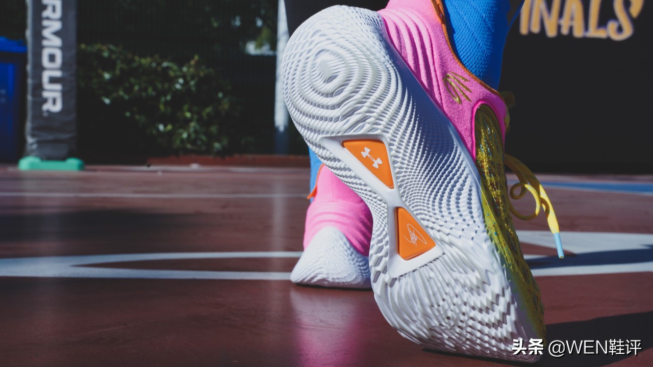 突破强的后卫鞋,库里穿库里9