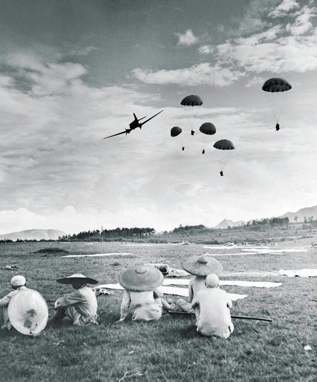 卑鄙龌龊老照片：*楼青**女子妖娆多姿，妇女露胸喂奶被孩子撕扯衣服